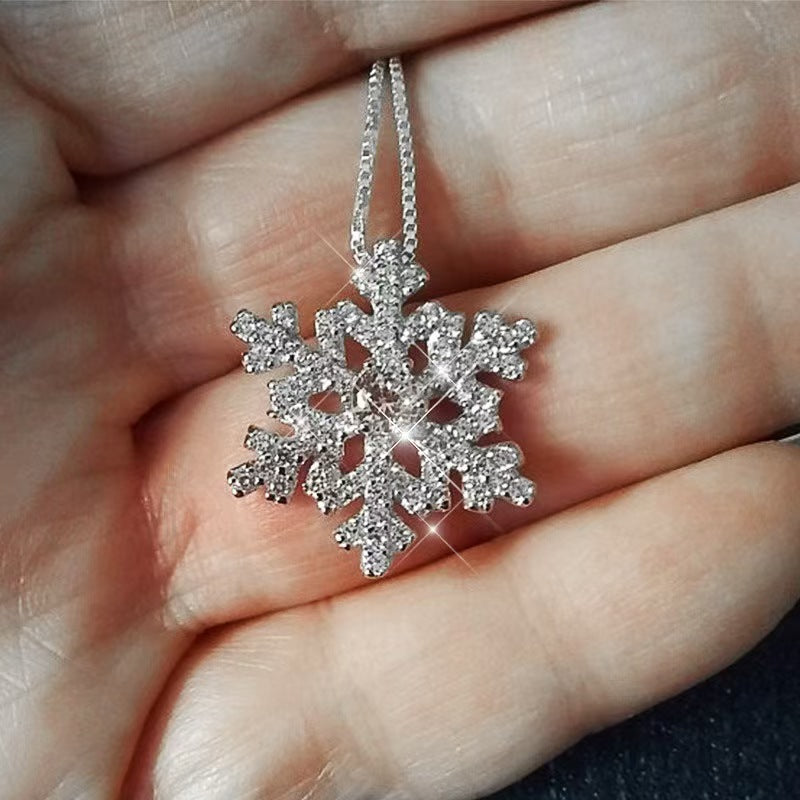 Lightweight Luxury Zircon Snowflake Pendant Necklace For Women