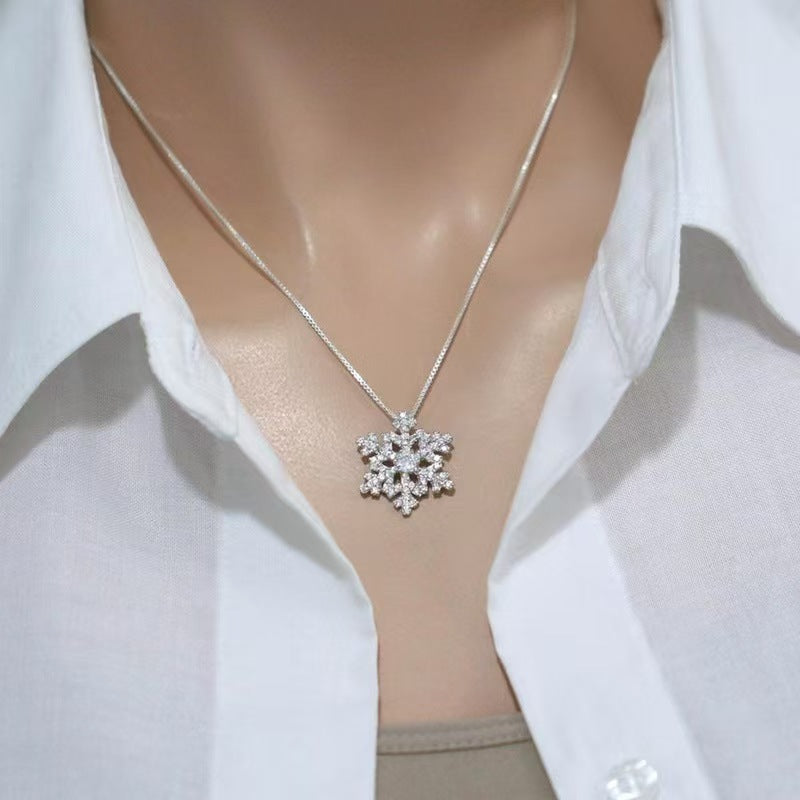 Lightweight Luxury Zircon Snowflake Pendant Necklace For Women